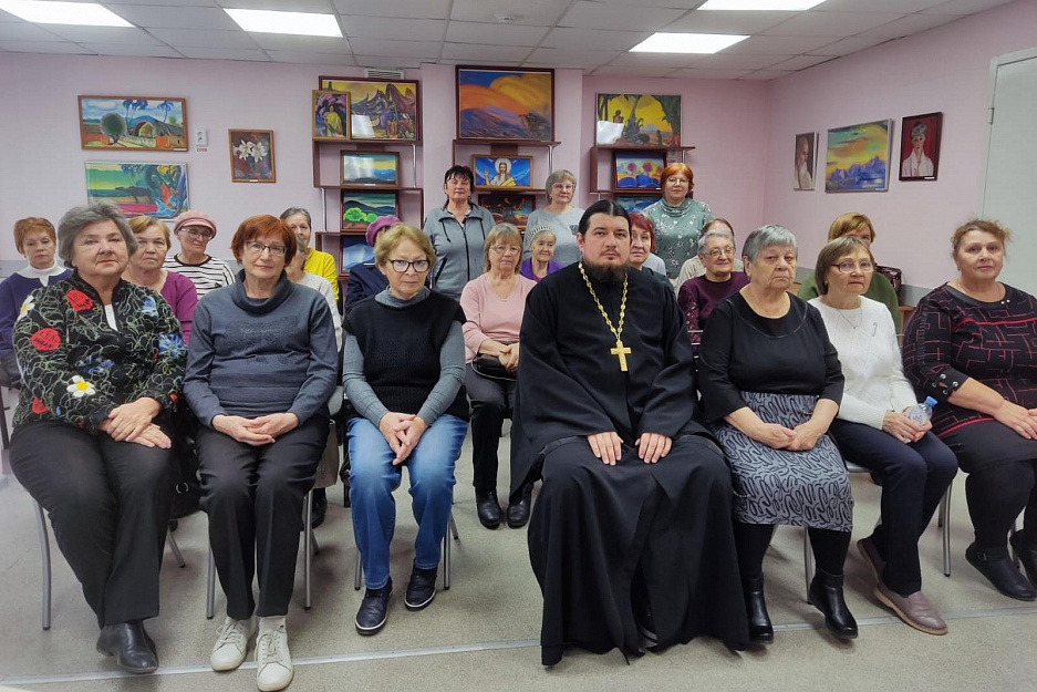 Священник из храма в Заозерном рассказал посетителям городской библиотеки о Покрове