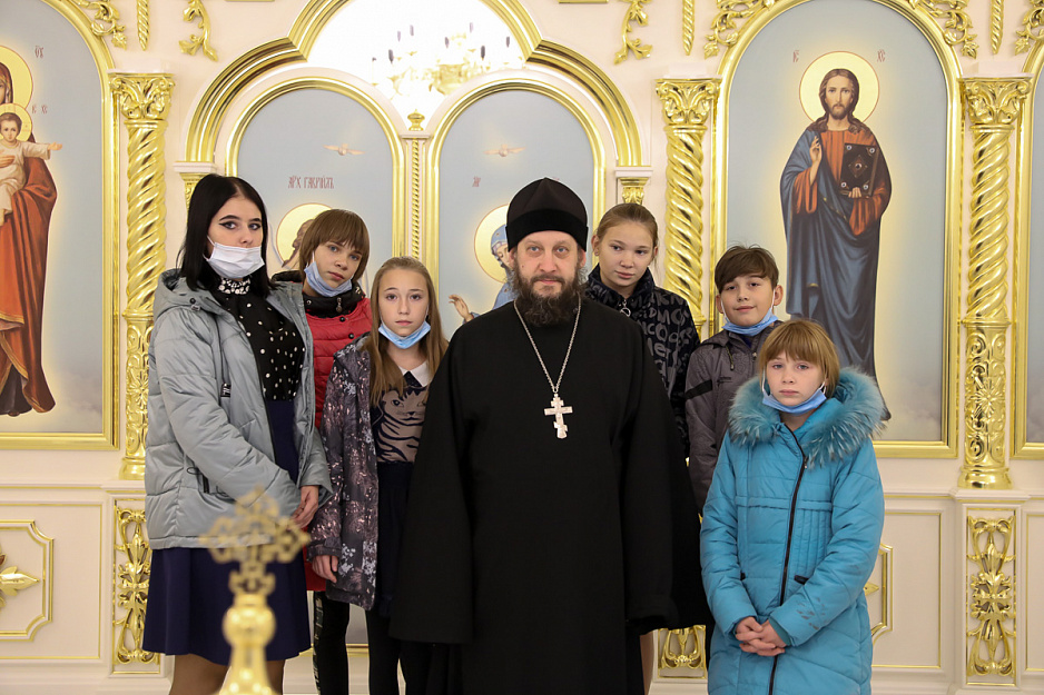 Воспитанники реабилитационного центра побывали на экскурсии в Троицком соборе Кургана