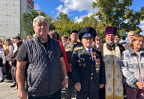 В Кургане настоятель 1 сентября подарил коллективу школы икону