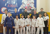 Священник из Лебяжье встретился с дзюдоистами во всемирный День дзюдо