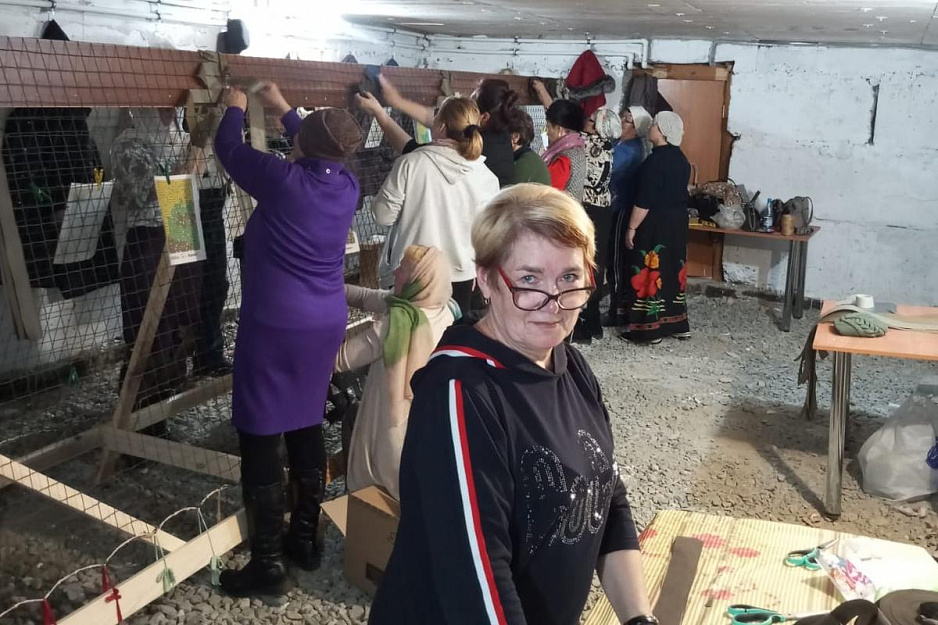 Прихожане Богоявленского собора учатся плести маскировочные сети