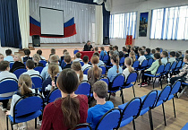 Сельский священник провёл урок для курганских школьников