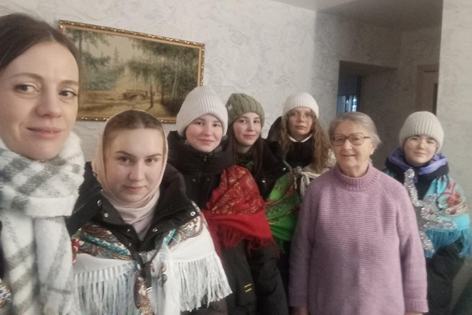 В Кургане молодежь поздравила прихожан христославными песнопениями