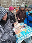В курганском сквере милосердия священники проводят беседы с нуждающимися