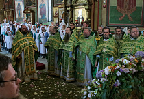 В день Святого Духа в Зауралье торжественно встретили мощи святителя Тихона