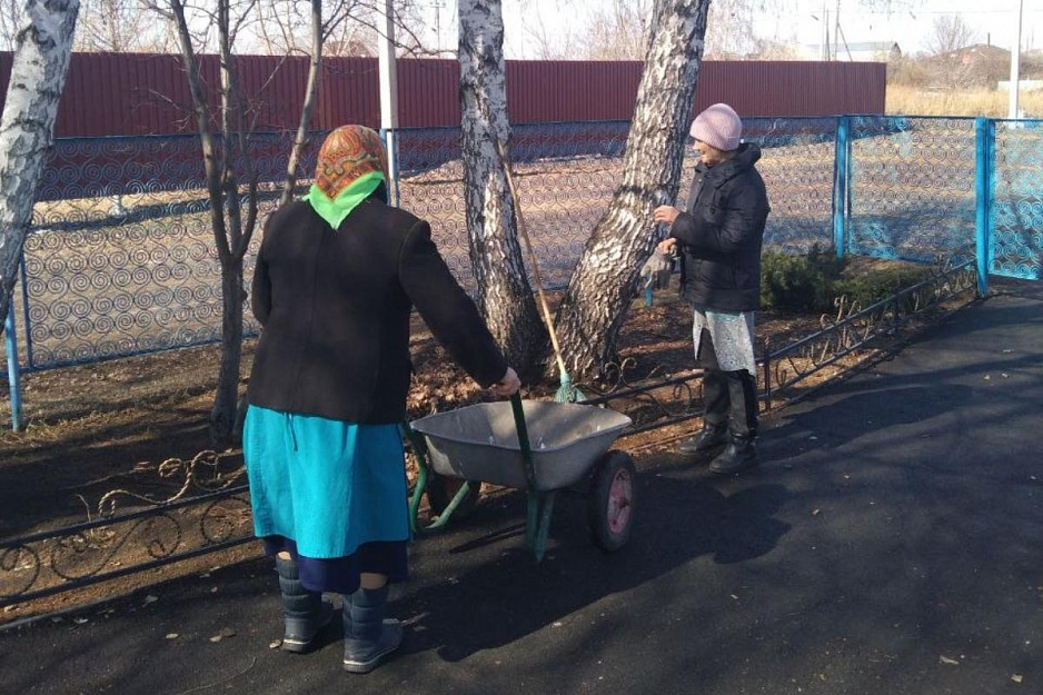 Прихожане курганского храма навели порядок на территории