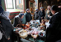 В Александро-Невском кафедральном соборе проходит освящение куличей