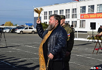 Курганский священник благословил призывников на доблестную службу