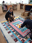 Участницы швейной мастерской «Нить добра» научились шить лоскутные одеяла