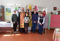 В Зауралье священник поздравил детей и взрослых села Нижняя Алабуга