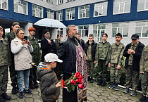 В Кургане по инициативе священника в школе провели акцию «Роза памяти»