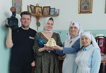 Курганские журналисты накануне Пасхи посетили приходскую социальную столовую