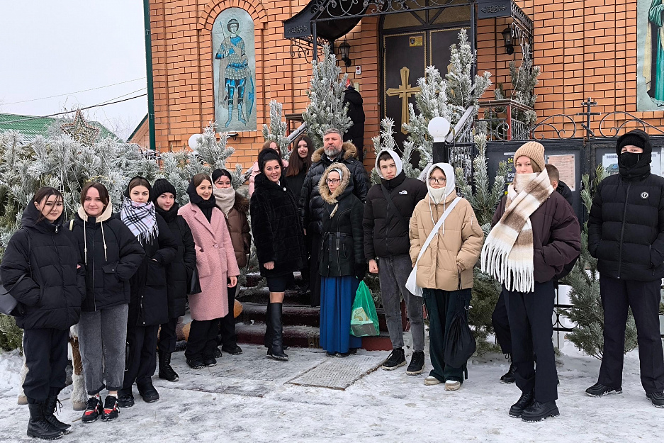 В Кургане студенты побывала в Пантелеимоновском храме