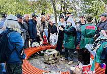 Волонтёры «Сквера милосердия» кормят нуждающихся в любую погоду