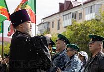 Курганский священник принял участие в митинге в честь Дня пограничника