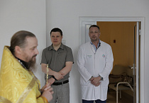 В будущем храме при Курганской областной больнице совершили первый молебен 