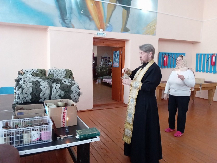 Сельский священник освятил окопные свечи для бойцов СВО