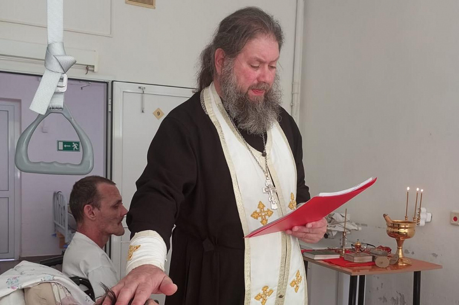Зауральский  священник совершил Крещение пациентов хосписа в селе Садовое