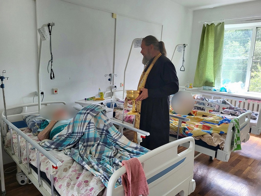 Настоятель храма в Садовом поздравил пациентов хосписа с праздником Петра и Павла