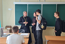 Сельский священник провёл беседу со школьниками