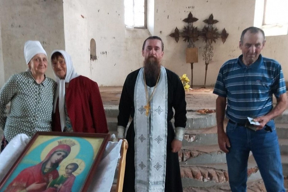 В зауральском полуразрушенном храме совершен молебен