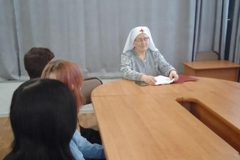 В Кургане сестра милосердия обсудила с подростками традиционные ценности русской православной семьи