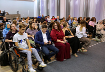 «Люди с безграничными возможностями»: в Юговке состоялась презентация фильма об ансамбле жестовой песни «Поющие руки»