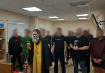 Руководитель тюремного отдела Курганской епархии совершил молебен для осуждённых сотрудников Курганприбора