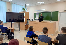 Настоятель двух Свято-Никольских храмов рассказал школьникам о Дне православной книги