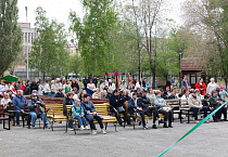 В Кургане на открытии фестиваля «ЧитайСемьЯ» выступили православный священник и архиерейский хор