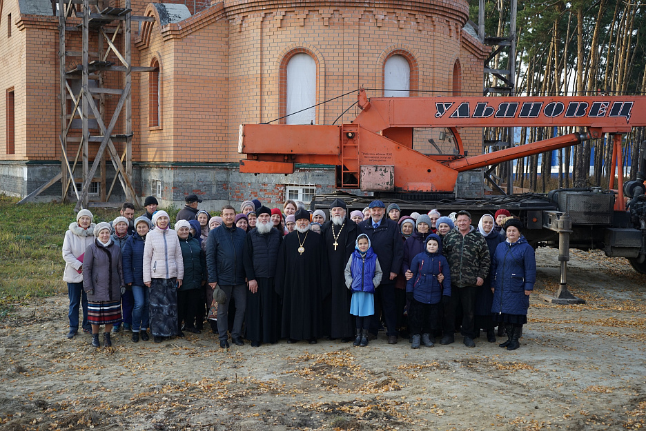Варгашинцы встретили купола для нового храма
