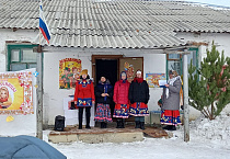Священник в Нижней Алабуге наградил юных участников праздника сладостями