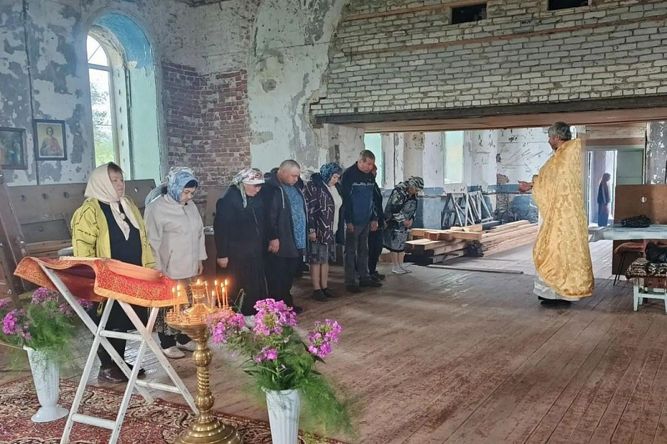 Для иконы в старинном храме села Рассвет изготовили киот