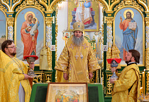 На Литургии в Троицком соборе Кургана пел хор Троице-Сергиевой лавры