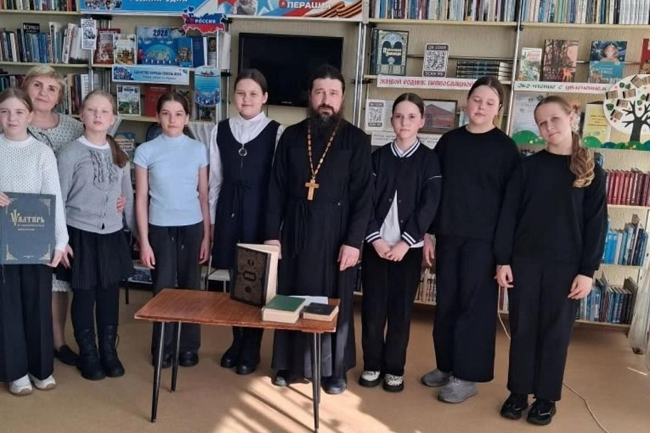 В Половинном священник принял участие в духовно-нравственном часе «Детская Библия»