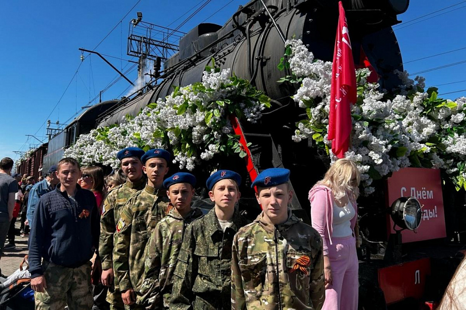Воспитанники православной гимназии встретили «Поезд Победы» на вокзале Кургана