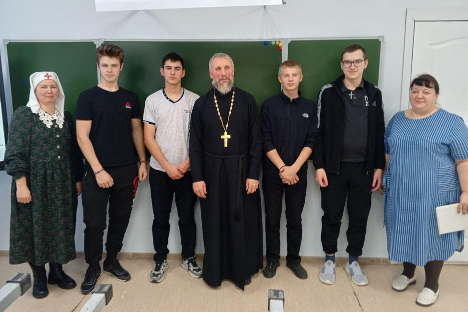 В Зауралье священник и сестра милосердия провели в сельской школе урок «Семьеведения»