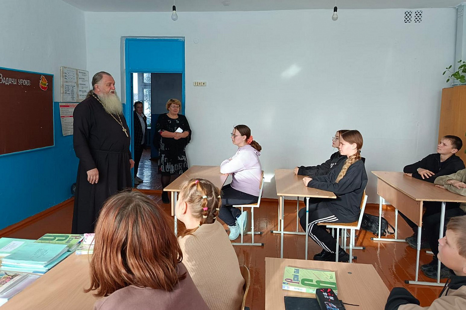 В Зауралье сельский священник рассказал школьникам о предстоящем Рождественском посте