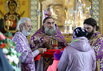 В Курганских храмах отметили праздник Крестовоздвижения