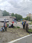 В Кургане священник и школьники занимались благоустройством территории