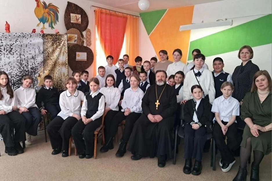 Петуховский священник провел познавательную встречу