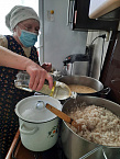 В курганском «Сквере Милосердия» кормят, одевают и оказывают духовную поддержку