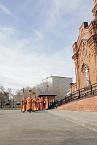 В главном соборе Кургана началась раздача Благодатного огня