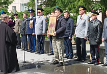 Курганский священник принял участие в митинге в честь Дня пограничника