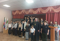 Настоятель Введенского храма провел встречу со школьниками