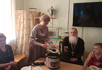 В Глядянском священник помог школьникам совершить необычное кулинарное путешествие