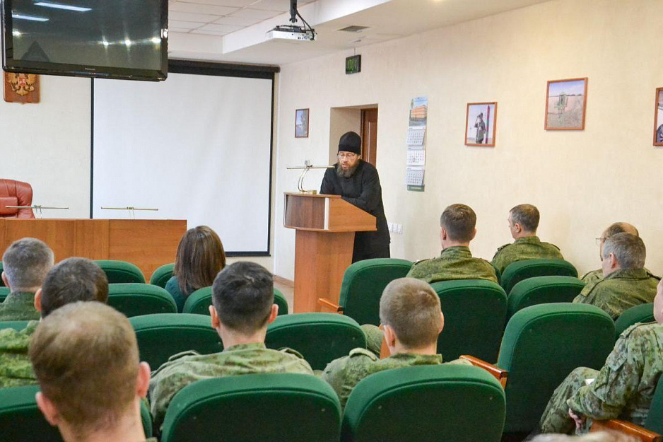 В Кургане настоятель храма провёл лекцию для пограничников
