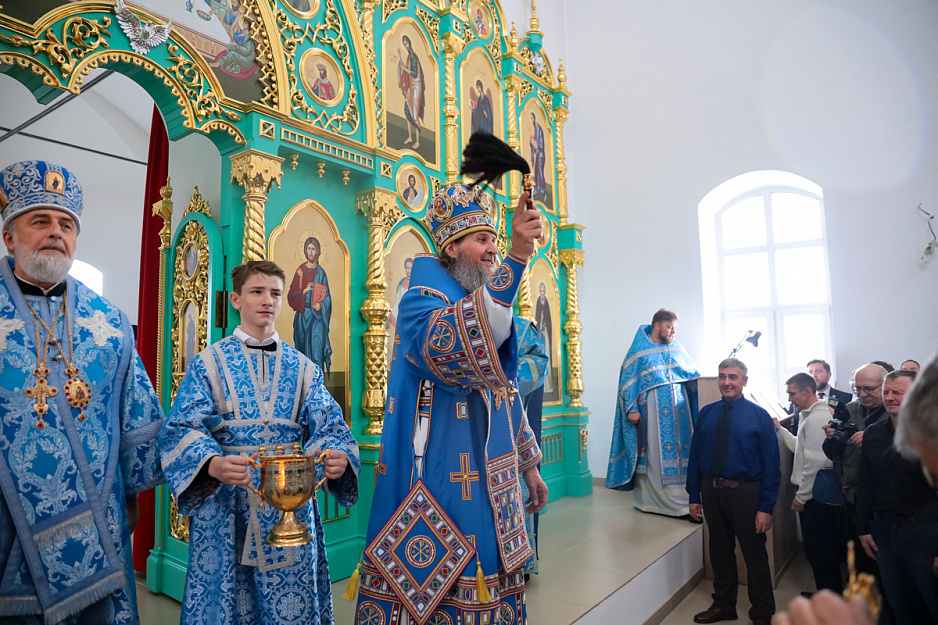 В возрожденном храме Чимеевского монастыря прошла первая архиерейская Литургия и освящение нового иконостаса