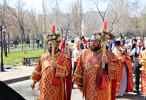 В главном соборе Кургана началась раздача Благодатного огня