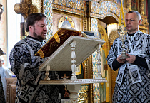 В Кургане митрополит Даниил совершил в Страстную пятницу Вечерню с выносом Плащаницы Спасителя